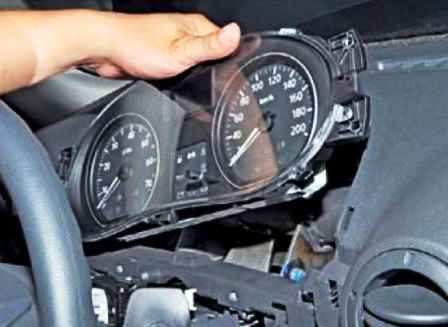 Removing the instrument cluster of a Nissan Almera