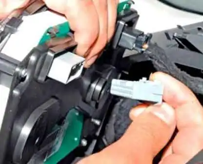 Зняття комбінації приладів автомобіля Ніссан Альмера
