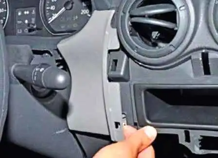 Зняття комбінації приладів автомобіля Ніссан Альмера