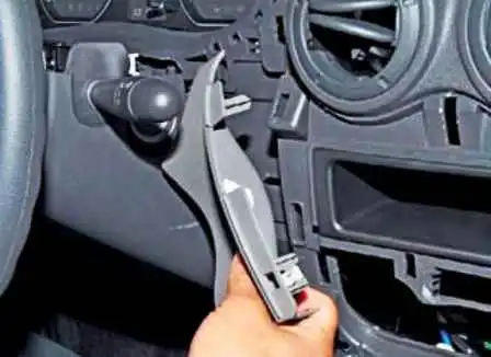 Зняття комбінації приладів автомобіля Ніссан Альмера