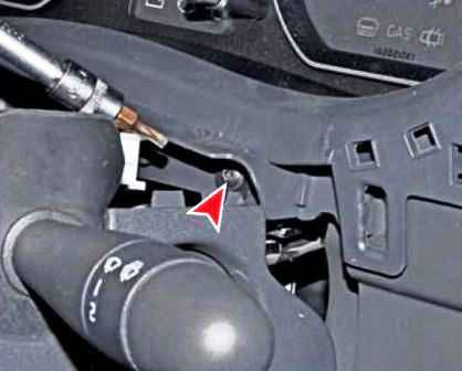 Extracción del cuadro de instrumentos de un Nissan Almera