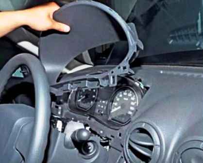 Removing the instrument cluster of a Nissan Almera