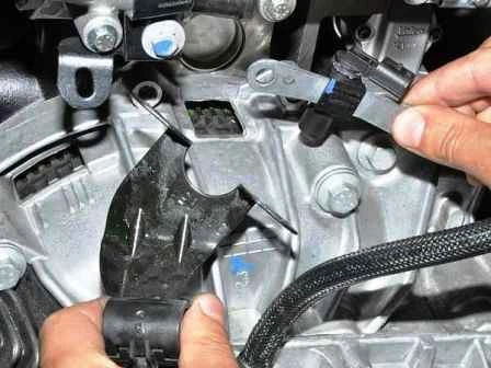 Removing elements of a CRS of a Nissan Almera