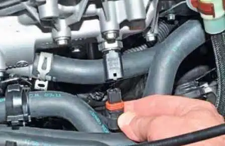 Removing elements of a CMS of a Nissan Almera car
