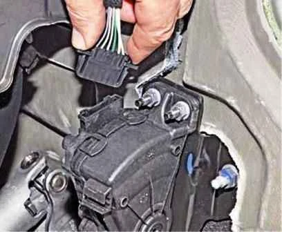 Removing elements of a CRS of a Nissan Almera