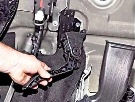 Removing elements of a CRS of a Nissan Almera