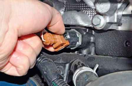 Removing elements of a CRS of a Nissan Almera