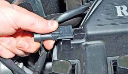 Removing elements of the CAS of a Nissan Almera car