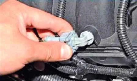 Removing elements of the CAS of a Nissan Almera car