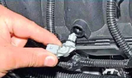 Removing elements of the CAS of a Nissan Almera car
