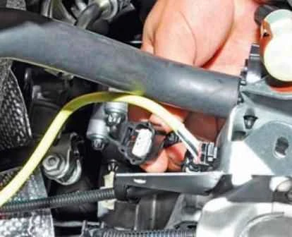 Removing elements of the CAS of a Nissan Almera car