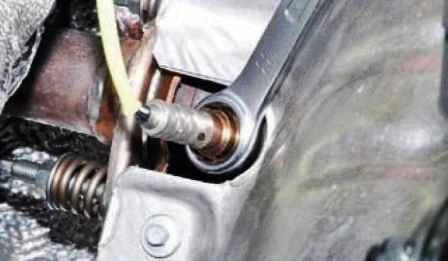Removing elements of the CAS of a Nissan Almera car
