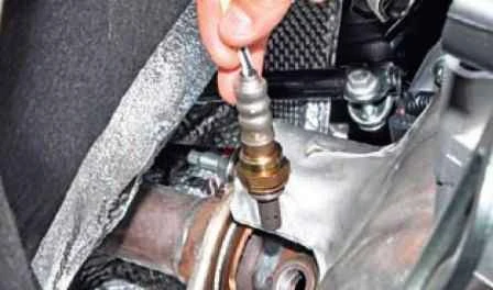 Removing elements of a CAS of a Nissan Almera car