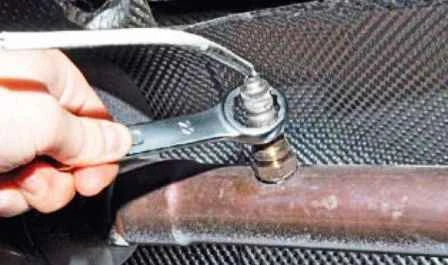Removing elements of the CRS of a Nissan Almera car