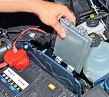 Removing elements of a CMS of a Nissan Almera
