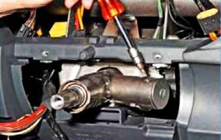Replacing the ignition switch and immobilizer coil Nissan Almera