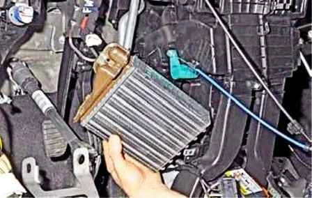 Removing elements of the Nissan Almera car heater