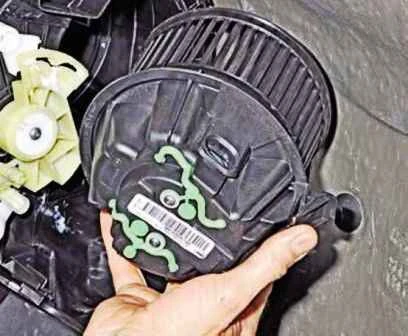 Removing elements of the Nissan Almera car heater