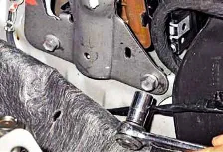 Removing elements of the Nissan Almera car heater