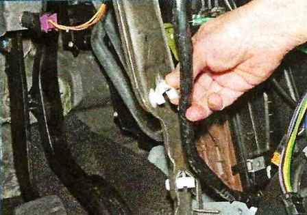 Removing elements of the Nissan Almera car heater