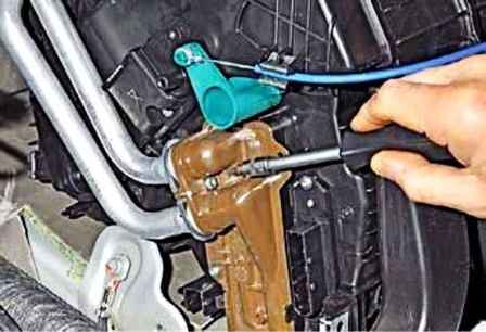 Extracción de elementos de la calefacción del coche Nissan Almera