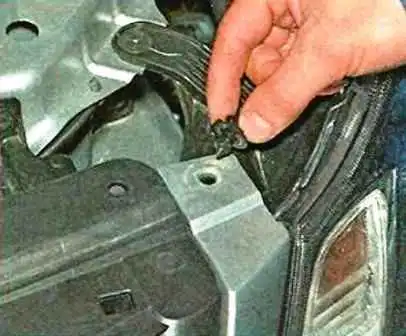 Removing the bumpers of a Nissan Almera