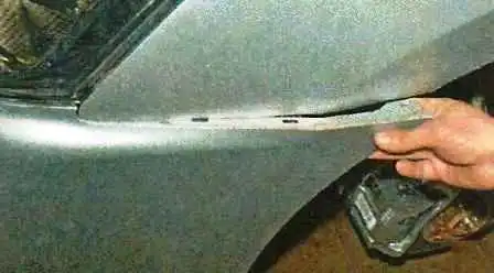 Removing the bumpers of a Nissan Almera