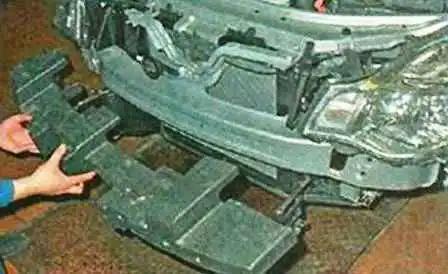 Removing the bumpers of a Nissan Almera
