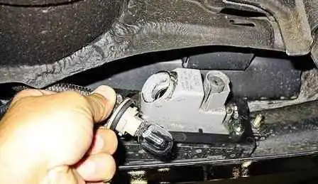 Removing the bumpers of a Nissan Almera