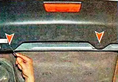 Removing the bumpers of a Nissan Almera