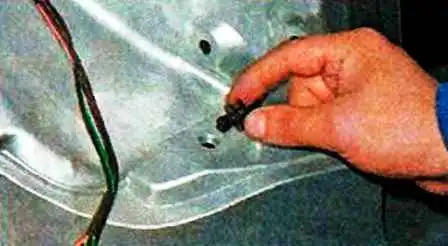 Removing the bumpers of a Nissan Almera