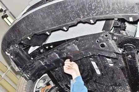 Removing the bumpers of a Nissan Almera