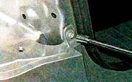 Removing the bumpers of a Nissan Almera