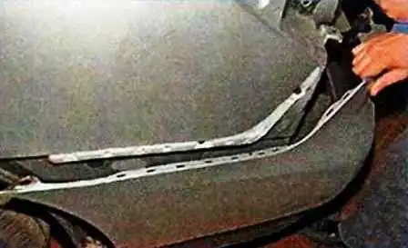 Removing the bumpers of a Nissan Almera