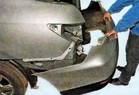Removing the bumpers of a Nissan Almera
