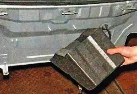 Removing the bumpers of a Nissan Almera