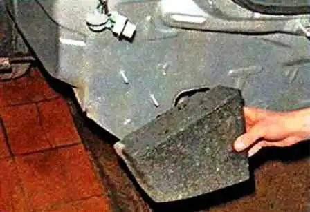 Removing the bumpers of a Nissan Almera