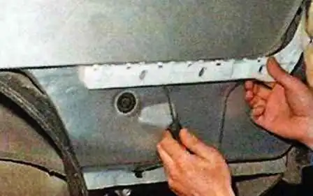 Removing the bumpers of a Nissan Almera
