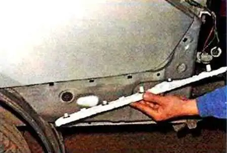 Removing the bumpers of a Nissan Almera
