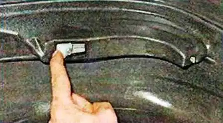 Removing the bumpers of a Nissan Almera