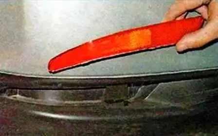 Removing the bumpers of a Nissan Almera