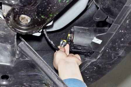Removing the bumpers of a Nissan Almera