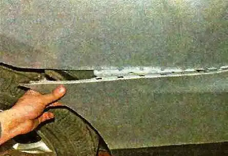 Removing the bumpers of a Nissan Almera