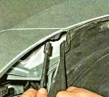 Removing the bumpers of a Nissan Almera