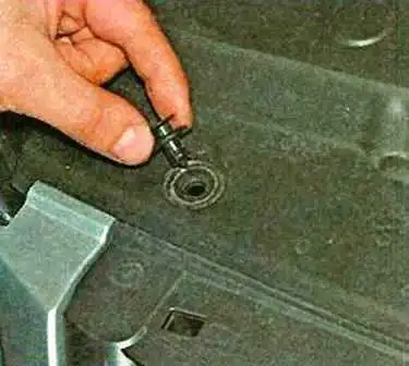 Removing the bumpers of a Nissan Almera
