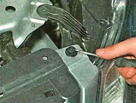 Removing the bumpers of a Nissan Almera