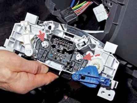 How to remove the Nissan Almera heater control unit