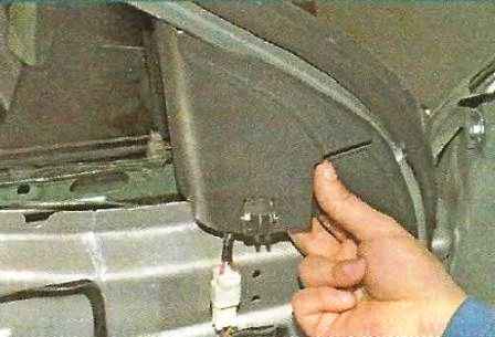 Desmontaje de la puerta delantera del Nissan Almera