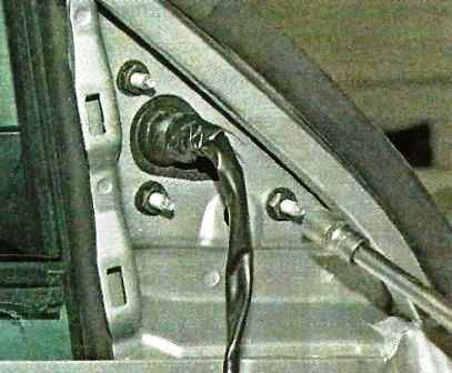 Desmontaje de la puerta delantera del Nissan Almera