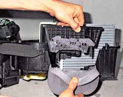 How to remove the air conditioner evaporator nissan almera